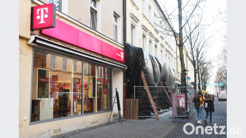 Der Telekom-Shop in der Max-Reger-Straße zieht in größere Räume ins Nachbarhaus. Dort werkeln noch die Handwerker. Bild: Gabi Schönberger
