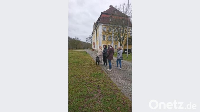 Veronika Frenzel (links) stellte vor dem Schloss Theuern den von ihr initiierten Spazierweg vor. Bild: exb