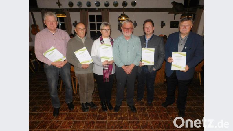 Für 40 und 25 Jahre Mitgliedschaft gratulierte Dieter Kottwitz (Dritter von rechts) Rudolf Busch, Bertold Wolfrum, Hannelore Kottwitz sowie Christian und Manfred Porsch (von links). Bild: hai