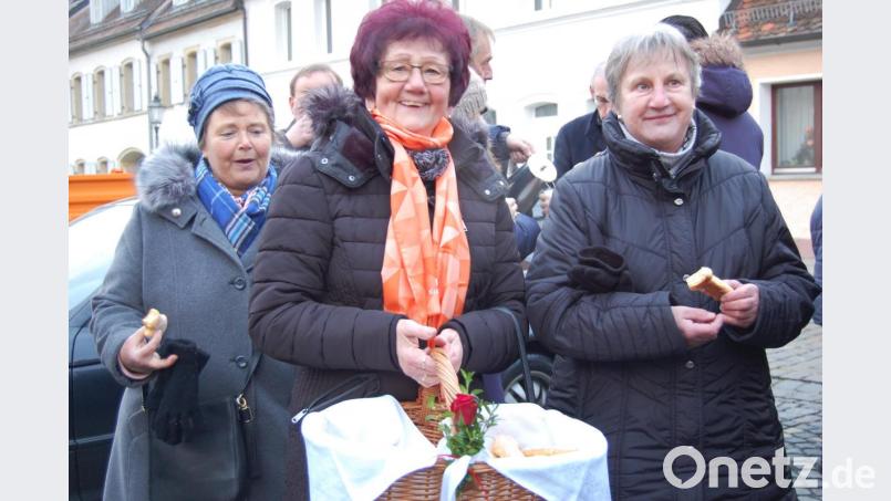 Veronika Bäumler (Mitte) ist &quot;so alt&quot; wie die süßen Pfeile. Will heißen, seit 35 Jahren backt sie ohne Unterbrechung mit. Irmgard Wolf (rechts) hat in der Küche ihrer Eltern Josef und Karolina Keck viele Jahre den Hefeteig mit bearbeitet, bevor dieser in die Stadtmühle getragen wurde. Mit im Bild ist Angelika Schultes (links). Bild: az