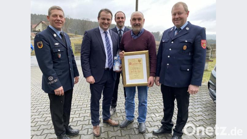 Er gilt als der &quot;Zweite Bürgermeister des Ortsteils&quot;: Albert Stangl (Zweiter von rechts), der langjährige Kommandant der Wehr. Bürgermeister Anton Kappl (Zweiter von links) ehrt ihn im Namen der Gemeinde. Mit im Bild Kreisbrandmeister Christian Demleitner, der Vorsitzende Tobias Stangl und der Kommandant Hermann Federl (von links). Bild: eig