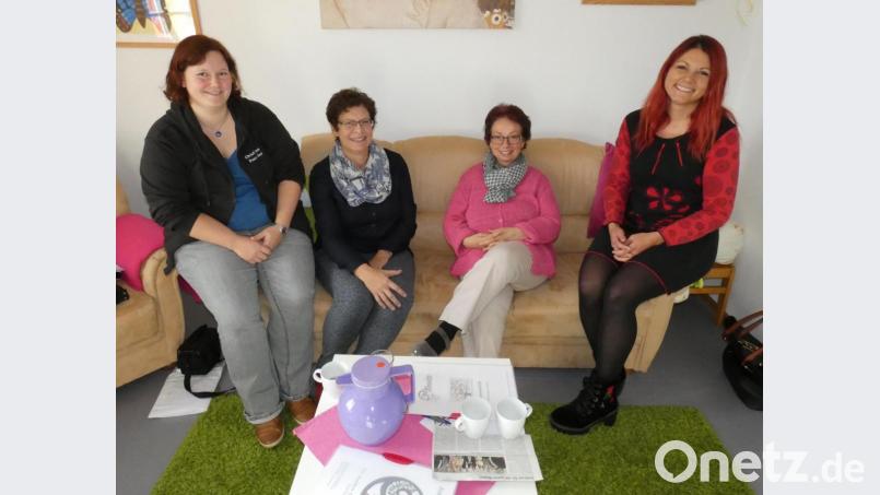 Sozialpädagogin Christina Ponader, die KoKi-Ansprechpartnerinnen Pia Kürschner und Marianne Fütterer sowie die Leiterin des Familienzentrums Mittendrin, Jessika Wöhrl-Neuber (von links) sorgen dafür, dass Familien schnelle Hilfen erhalten. Bild: fua