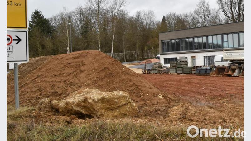 Ein drei Meter hoher Lärmschutzwall schirmt das Gelände in südwestlicher Richtung vom Verkehr auf der Hofgartenstraße/B 14 ab. Bild: Andreas Royer