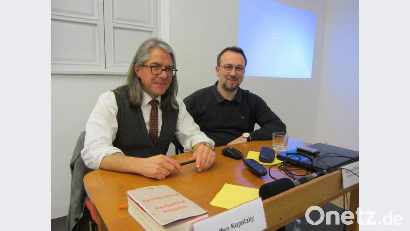 Schriftsteller Steffen Kopetzky (links) und Moderator Michael Peter Hehl bei der Lesung im Literaturhaus Oberpfalz. Bild: Anke Schäfer