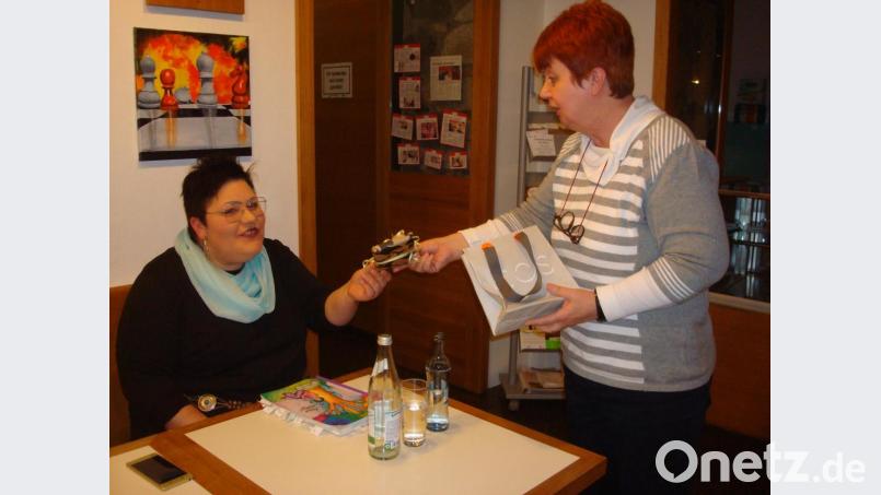 Monika Beer-Helm bedankte sich mit einem kleinen Geschenk bei Autorin Sabrina Müller. Bild: wmr