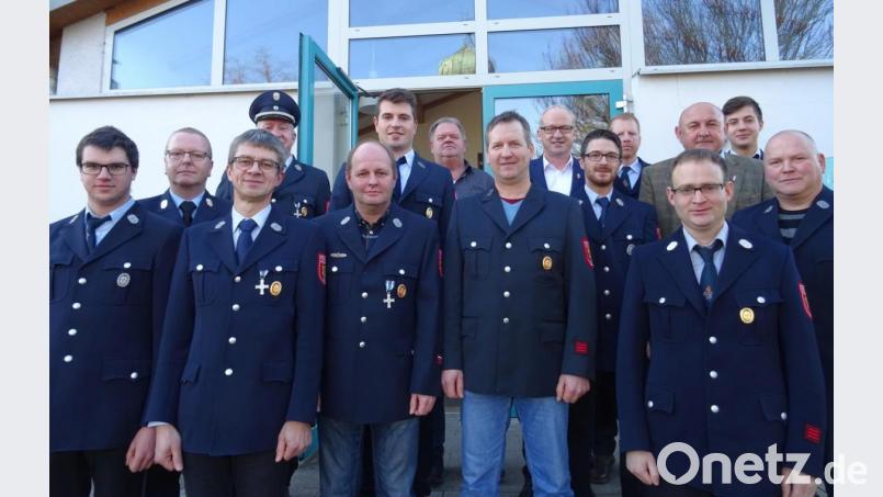 Kreisbrandinspektor Christof Strobl (Zweiter von links), HKA-Vorsitzender Georg Götz (Dritter von rechts) und Bürgermeister Bernhard Lindner (Siebter von rechts) gratulieren dem neuen Vorstand der Feuerwehr Iber mit Vorsitzendem Tobias Spies (Fünfter von links). Bild: ibj