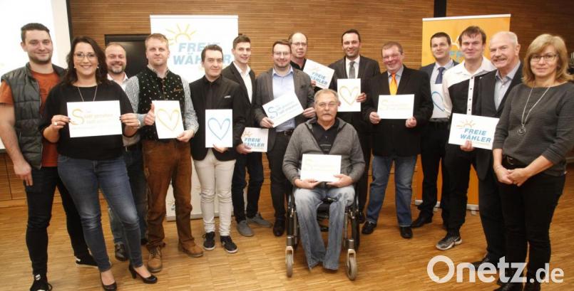 Beim Wahlkampfauftakt der Freien Wähler formulierten Sebastian Behr, Stefanie Wack, Markus Zeug, Christian Schediwy, Daniel Winkler, Julian Jäger, Florian Spiegler, Philipp Weinzierl, Thomas Kainz, Ferdi Eraslan, Wolfgang Seefeld, Dieter Hagen, Florian Buchfink, Karl-Heinz Saur und Ingeborg Jäger (von links) ihre Ziele. Bild: Hirsch