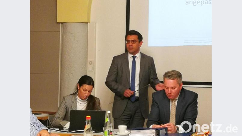 Wie geht es weiter auf dem Bürgerspitalareal? Die Antworten kamen von Ten-Brinke-Vertreter Andreas Kern (Mitte), seine Kollegin Sandra Kainz sowie Baureferent Markus Kühne hören aufmerksam zu. Bild: ass