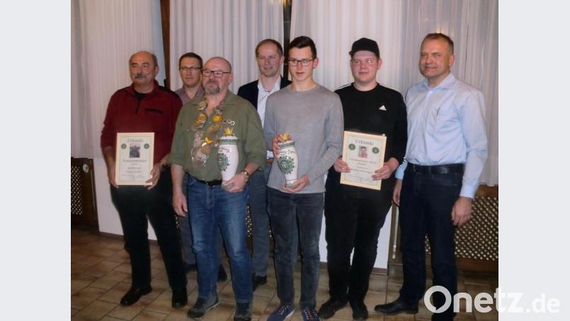 Die neuen Fischerkönige und Vereinsmeister 2019 werden ausgezeichnet von Vorsitzendem Markus Schwarzbauer (Zweiter von links), 
Bürgermeister Konrad Kiener (Vierter von links) und Zweitem Vorsitzenden Uwe Mußhoff (rechts). Bild: sh