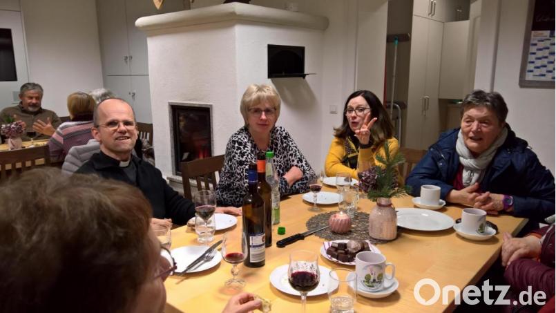Gottesdienst-Besucher und Gäste probierten mit Pfarrer Armin Maierhofer im Gelebten Museum den gesegneten Wein nach dem Abendgottesdienst in fröhlicher Stimmung. Bild: Rosa Schöner