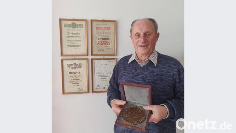 Der heute 82-jährige Georg Kumeth, seit seiner Hochzeit wohnhaft in Schnaittenbach, zeigt stolz die Plakete, die er als 3. Sieger beim Bundesentscheid Wettpflügen 1960 in Goslar erreichte. Bild: Familie Kumeth