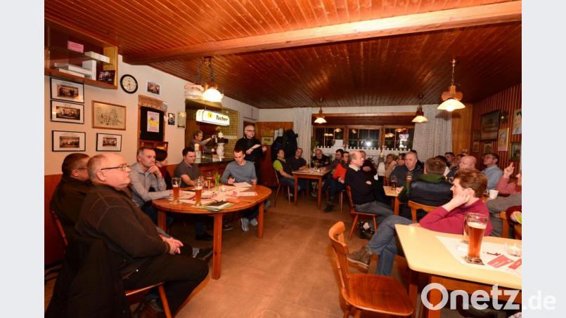 Harald Krämer (Mitte, stehend) moderiert den Auftakt des SPD-Ortsvereins Parkstein zur Kommunalwahl 2020. Spitzenkandidat Georg Janner (Sechster von links) nennt ausgeglichene Mehrheiten im neuen Marktgemeinderat sein großes Ziel. SPD-Landratskandidat Peter Lehr (links) spricht zur Situation des Landkreises und hebt seinen Wunsch auf Errichtung von Wohnungen, die alten Menschen ein Leben lange in den vier eigenen Wänden ermöglichen, besonders hervor. Bild: bey