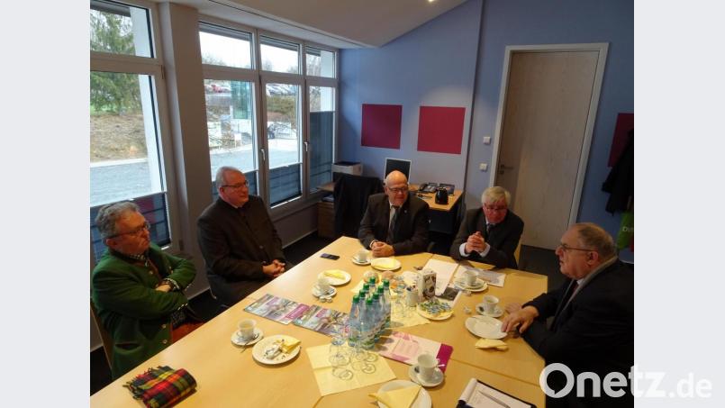 Über die positive Entwicklung des Sibyllenbads informierte Werkleiter Gerhard Geiger (Vierter von links) Bezirksrat Toni Dutz, Bezirkstagspräsidenten Franz Löffler, Bürgermeister Klaus Meyer und Bezirksrat Lothar Höher (von links). Bild: rti