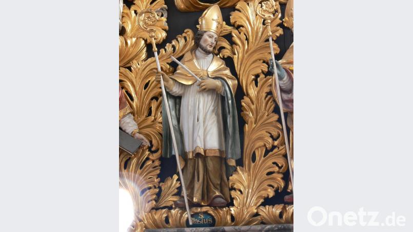Der hl. Blasius wird in der Friedhofskirche in Hirschau im Gewand eines Bischofs mit Mitra und Kerze dargestellt. Bild: Rainer Christoph