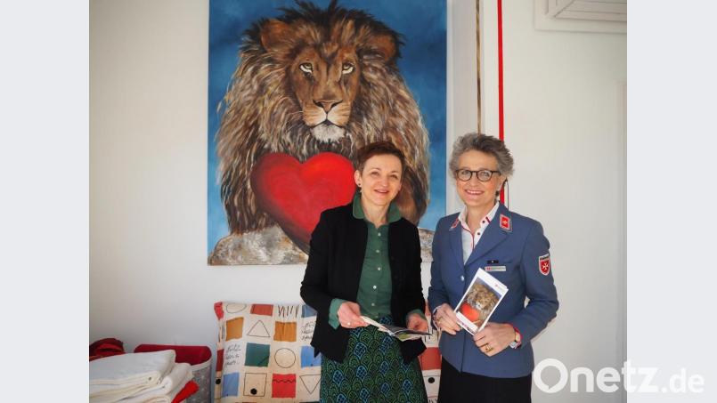 Adelheid Freifrau von Gemmingen-Hornberg (rechts), Diözesanleiterin des Malteser Hilfsdienstes, nimmt die Spende von Nexans autoelectric aus Floß aus den Händen von Maria Schmidt entgegen. Bild: krb