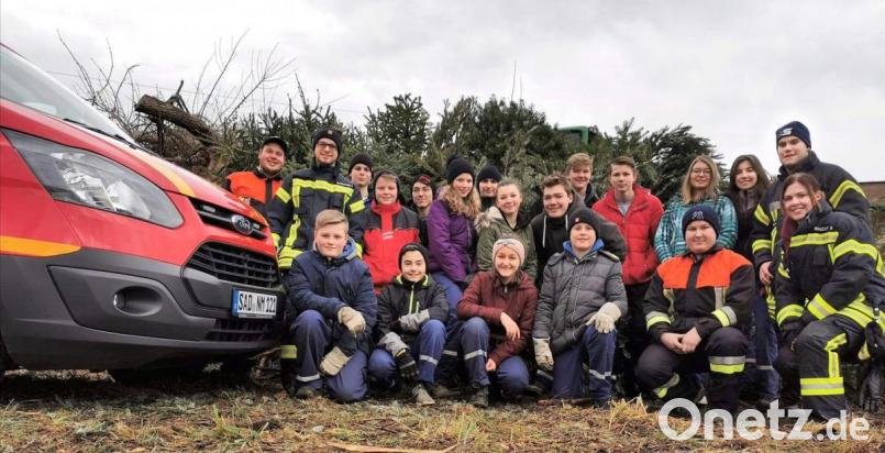 Die Jungs und Mädels der Jugendwehr Niedermurach-Rottendorf freuten sich nach getaner Arbeit, dass ihre Sammelaktion so großen Anklang fand. Dabei wurden sie von den Jugendwarten Markus Böhm und Dominik Schießlbauer (hinten, von links) sowie den Betreuern Isabella Sinzger und Daniel Lindner (vorne, von rechts) unterstützt. Bild: Josef Böhm