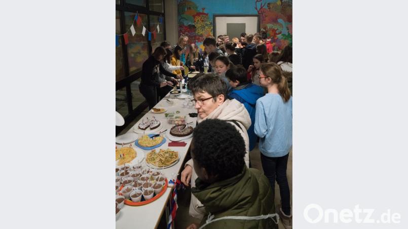 Deutsch-Französischer Tag am Gymnasium in Neustadt. Die Schüler lassen sich Spezialitäten aus Frankreich schmecken. Bild: exb