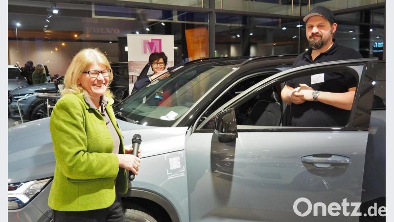 Gastgeberin Ulla Roscher-Geuss führt durch das Speed-Dating des Unternehmernetzwerks BNI-Via Carolina. Gäste und BNI-Mitglieder setzten sich für wenige Minuten zusammen in ein Auto, um sich kennen zu lernen. Bild: Bühner