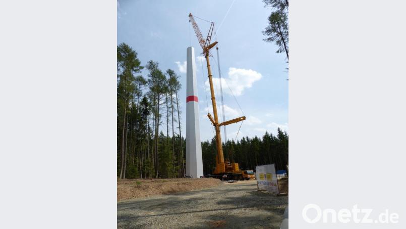 Noch in diesem Jahr sollen die Windräder auf dem Feistelberg – im Bild einer der drei Türme – ans Netz gehen. Bild: Völkl