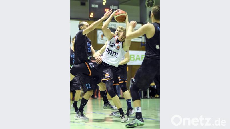 Beim erwarteten Druck der Goldbacher auf die DJK-Flügelspieler müssen wohl die Center liefern. Jonas Meißner (am Ball) und Co dürften es dabei leichter haben als gegen Veitshöchsheims Ex-Bundesligaprofi Christoph Hackenesch (links). Archivbild: Büttner, Gerhard