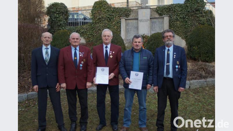 Christoph Bodensteiner und Michael Schmittner wurden für ihre 40-jährige Treue zur KSK Weihern - Stein geehrt. Unser Bild zeigt von links Dritten Bürgermeister Hubert Betz, Vorsitzenden Martin Mayer, Christoph Bodensteiner, Michael Schmittner sowie den Kreisvorsitzenden Peter Schottenhaml. Bild: slh