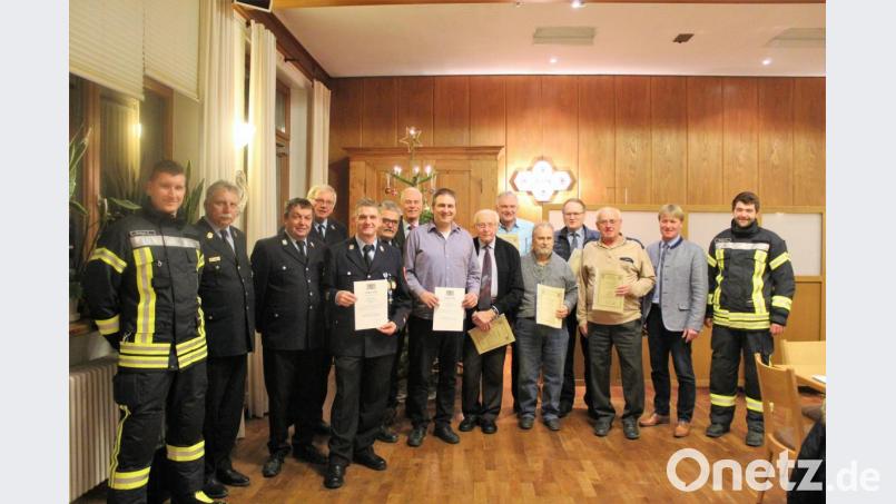 Zahlreiche Mitglieder wurden für ihre langjährige Treue geehrt. Das Bild zeigt (von links) Stefan Baumer, Kreisbrandrat Robert Heinfling, zweiten Kommandanten Georg Pamler, Kreisbrandmeister Josef Lingl, Kommandanten Peter Prey, Vorsitzenden Alfons Keilhammer, stellvertretenden Landrat Arnold Kimmerl, Tobias Dobler, Willi Salzl, Alois Prey, Johann Schlehuber, Heinz Pirzer, Reinhard Lischka, Zweiten Bürgermeister Markus Schiesl und Andreas Pamler. Bild: mvs