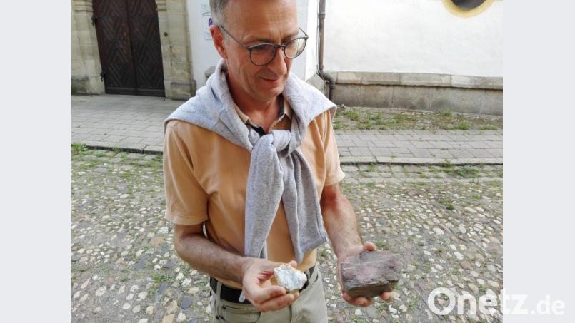 Vor über 150 Jahren wurde das Pflaster rund um die Michaelskirche verlegt. Damals wurden Flusskiesel verwendet. Bild: Hladik