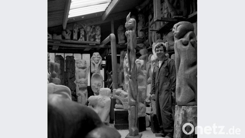 Shelomo Selinger in seinem Pariser Atelier im Jahr 1970. Eine Auswahl seiner vielseitigen Skulpturen und Reliefs wird ab Mitte Februar in der KZ-Gedenkstätte Flossenbürg zu sehen sein. Bild: exb