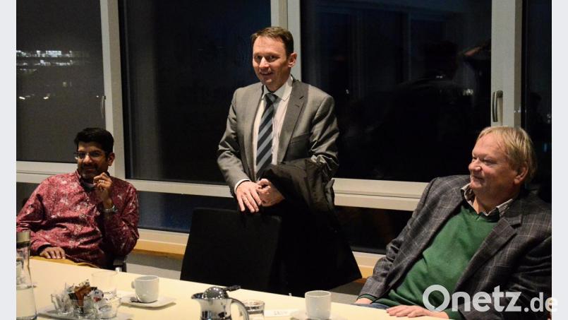 Stadtrat Matthias Holl und Stadtwerke-Vorstand Johann Riedl lauschen den Ausführungen von Bürgermeister Jens Meyer, der die Einrichtung als unverzichtbar für die Stadt bezeichnete. . Bild: Kunz