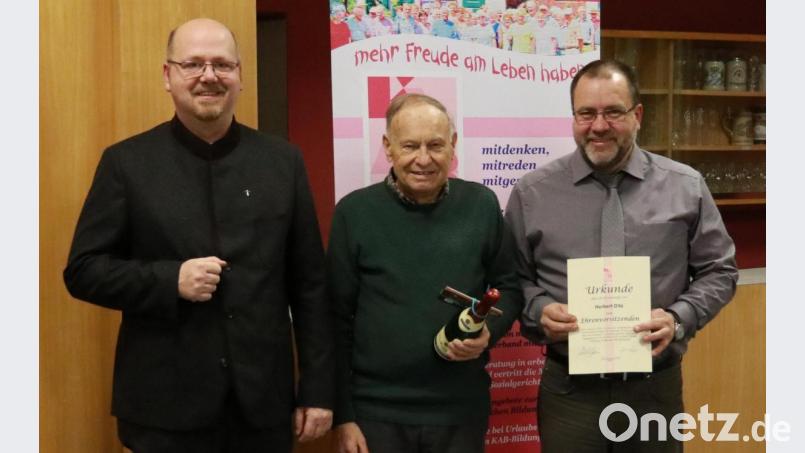 Dekan Johannes Lukas (links) und Teamsprecher Michael Träger (rechts) ernennen den langjährigen Chef der KAB St. Konrad zum Ehrenvorsitzenden. Bild: Kunz