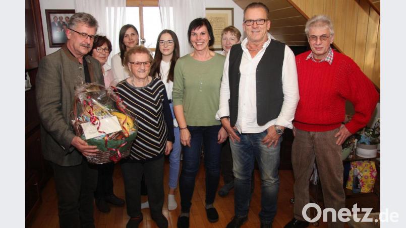 Frieda Fürst wurde am Mittwoch 90 Jahre alt. Das Bild zeigt die Gratulanten mit der Jubilarin. Von links Bürgermeister Wolfgang Braun, Schwiegertochter Christa Fürst, Enkelin Verena Haubner, Frieda Fürst, Urenkelin Lenja Fürst, Tochter Gabi Haubner, Ramona Glowka (Ortsvorsitzende der AWO), Sohn Udo Fürst und Edwin Ulrich (stellvertretender Ortsvorsitzender und Kreisvorsitzender der AWO). Bild: wro