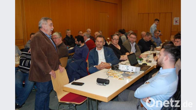 Zahlreiche Zuhörer – auch Nichtmitglieder der Siedlergemeinschaft- hören interessiert den Ausführungen von Boris Damzog (links stehend) und Dominik Dannhäußer (sitzend rechts) zum Thema „Saubere Energieversorgung für Eigenheimbesitzer“ zu. Bild: grm