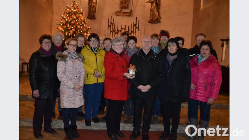 Die Spenden aus dem Weihnachtskonzert des Frauenbundes übereichte die Vorsitzende Angela Striegl mit Musikerin und Organisatorin Petra Zielbauer (Zweite von rechts) an Pfarrer Josef Most für Innenrenovierung der Pfarrkirche. Bild: gi