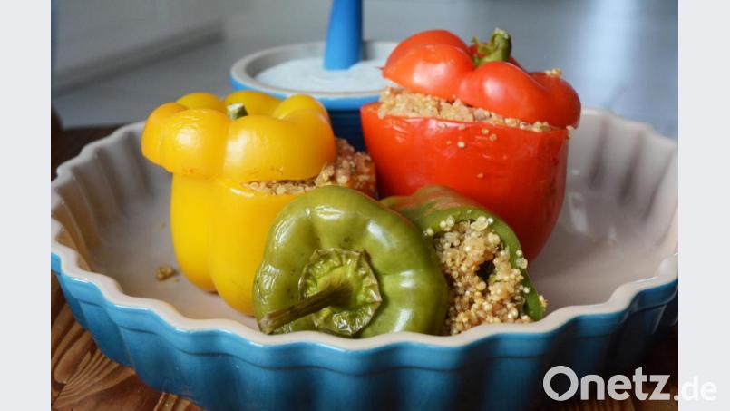 Speck und Quinoa kommen in die gefüllten Paprikaschoten. Bild:  Gabi Schönberger