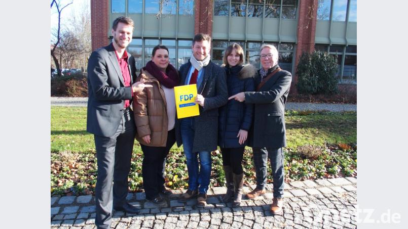 Die Weidener FDP um Oberbürgermeisterkandidat Christoph Skutella (Mitte) reicht die Wahlunterlagen bei der Stadt ein. Bild: FDP Weiden/Nicole Weiß