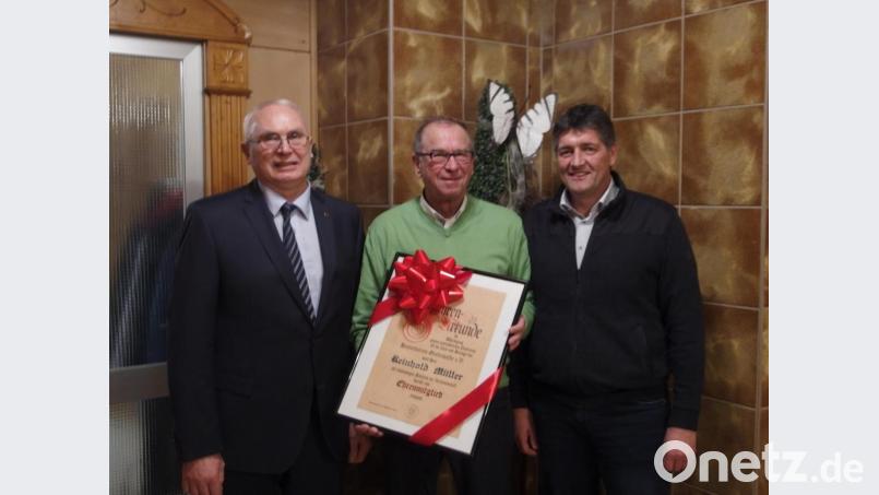 Reinhold Müller freut sich außerordentlich über die Ernennung zum Ehrenmitglied des Heimatvereins. Bild: abu