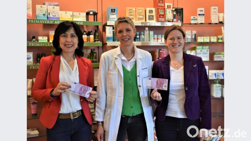 Apothekerin Catharina Stoll-Graml (Mitte) überreicht jeweils 500 Euro an Lilia Gette (links) und Pfarrerin Anne Utz. Bild: rgr