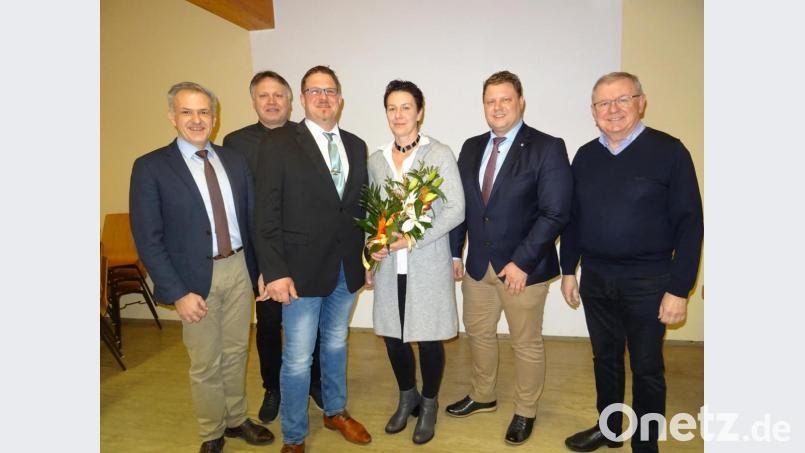 Stephan Schübel ist als Kandidat der CSU für den Chefsessel im Pechbrunner Rathaus nominiert worden. Von links Landratskandidat Roland Grillmeier, Ortsvorsitzender Josef Hollmann,Stephan Schübel mit seiner Frau Ulrike, Zweiter Bürgermeister Stefan Grillmeier aus Mitterteich und der amtierende Bürgermeister von Pechbrunn, Ernst Neumann. Bild: exb