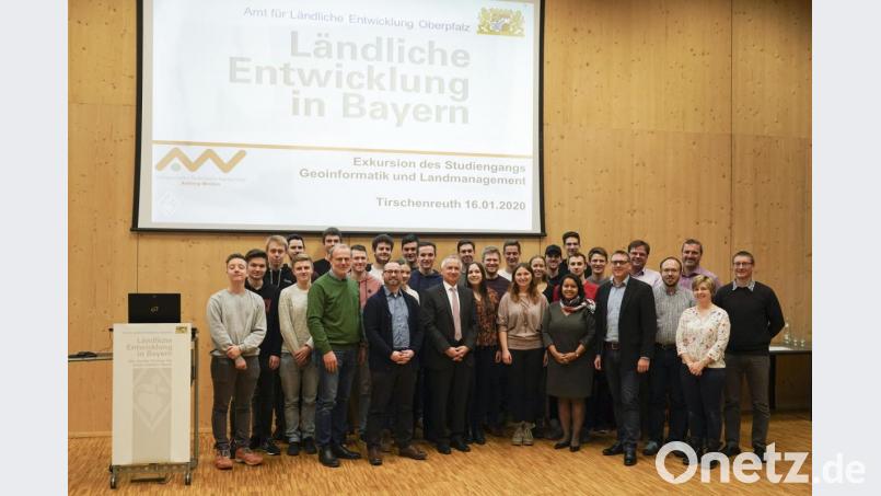 Lehrbeauftragter Willi Perzl, Prof. Ulf Kreuziger und Behördenleiter Thomas Gollwitzer (1. Reihe von links) mit den Studenten sowie den Referenten des Amtes für Ländliche Entwicklung Oberpfalz (Foto von Stefan Neumann, Mitarbeiter am ALE Oberpfalz) Bild: Stefan Neumann,ALE Oberpfalz/exb