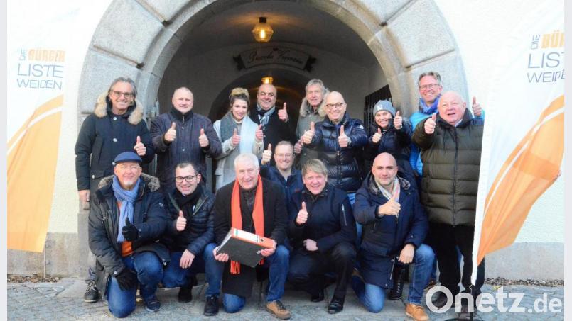 Daumen hoch für &quot;die besten Köpfe der Stadt.&quot; Die Bürgerliste reicht ihre Wahlunterlagen für die Kommunalwahlen ein. Bild: Kunz
