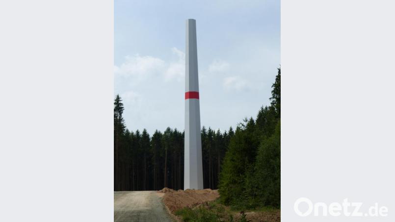 Noch in diesem Jahr werden die Windräder auf dem Feistelberg – im Bild einer der drei Türme – ans Netz gehen. Bild: Völkl