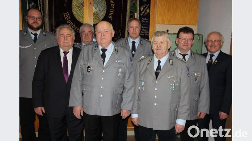 Das neue Vorstandsteam der Krieger- und Soldatenkameradschaft Wondreb (von links): Wolfgang Gradl, Zweiter Bürgermeister Peter Gold, Harald Hopf, Vorsitzender Josef Meisl, Markus Siller, Peter Friedrich, Hubert Müller und Kreisvorsitzender Ferdinand Lienerth. Bild: kro