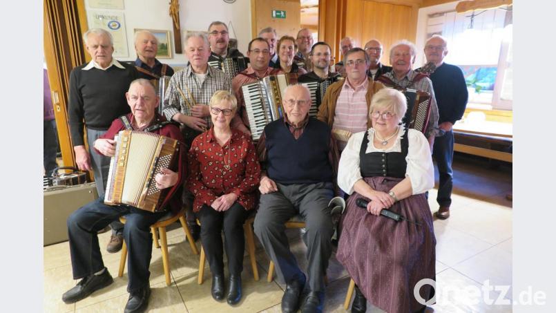 Monika Fink (vorne rechts) dankte den Volksmusikanten für ihre Beiträge. Alois Lippert (links daneben) war mit 92 Jahren der älteste Teilnehmer. Bild: jzk