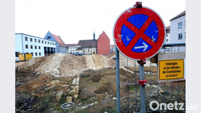Das Betreten des Grundstücks ist zwar verboten, das Bürgerspitalareal wird nichtsdestotrotz sehr gerne als Parkplatz verwendet. Künftig sollen die Autos aber hier unter die Erde verschwinden. 107 Stellplätze sollen es am Ende werden in der nunmehr einstöckigen Tiefgarage. Bild: Stephan Huber