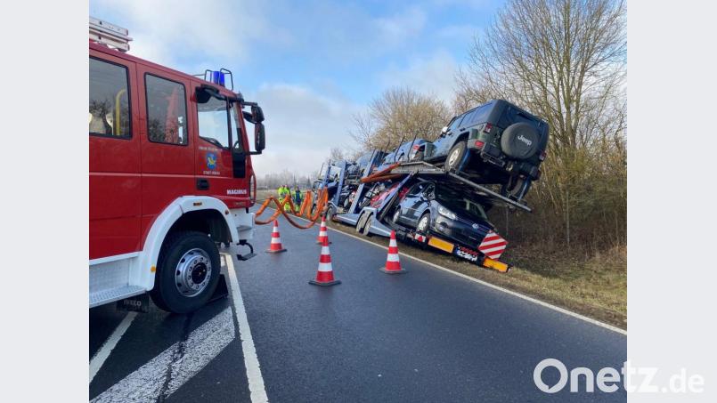 Bei Hemau droht ein Autotransporter umzukippen. Bild: Alexander Auer