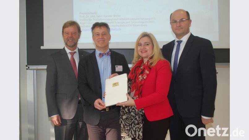 OTH-Präsident Wolfgang Baier (von links) und Projektleiter Professor Karsten Weber nahmen den Förderbescheid über 2,5 Millionen Euro aus den Händen von Gesundheitsministerin Melanie Huml und Finanzminister Albert Füracker entgegen. Bild: gib