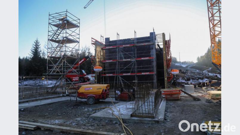 Auf der Baustelle der Bundesstraße B299 ist auch im Winter keine Ruhe. Momentan werden drei kleine Brücken am Hessenreuther Abspann gebaut, die bis zum Frühsommer fertig sein sollen. Bild: Roland Wellenhoefer