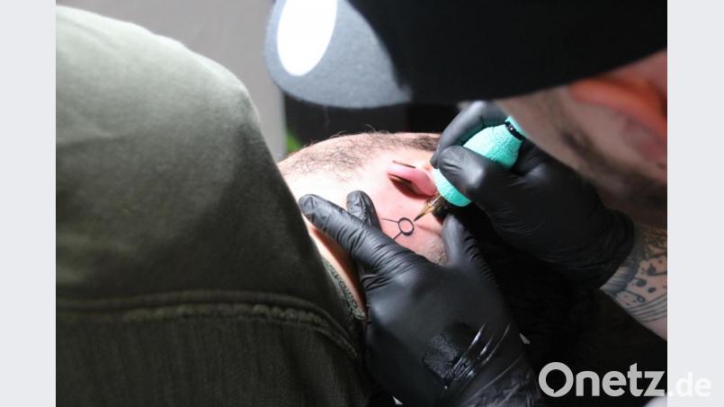 Ein Kreis und zwei Striche. Florian Bandl lässt sich in Amberg ein Tattoo mit einer eindeutigen Botschaft stechen, es soll seinen Mitmenschen im Notfall sagen: Ich bin Organspender. Bild: kmo