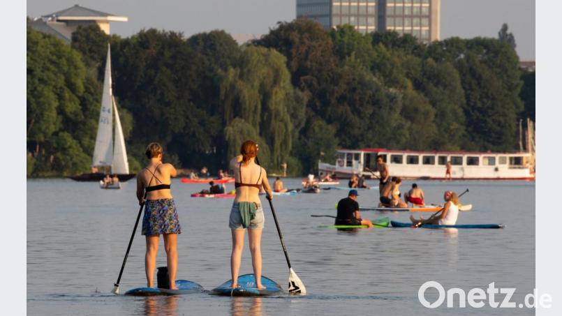 Mit dem Alter wächst die Verantwortung. Wird des dadurch schwieriger, Freunde zu treffen? Symbolbild: Christian Charisius/dpa