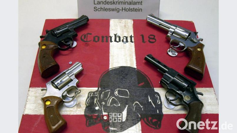Sichergestellte Waffen und ein Schild der Neonazi-Gruppe &quot;Combat 18». Bild: Horst Pfeiffer/dpa